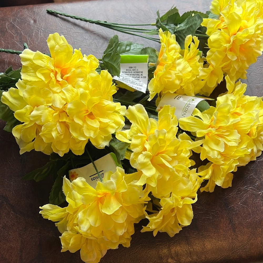 Sale!! NWT 6- Bunches of Yellow Zinnias!